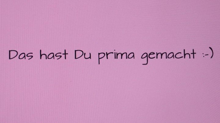 Ein positiver Text auf pinkem Hintergrund lobt: &bdquo;Das hast Du prima gemacht :)". F&ouml;rdert abendliches bewusstes Loben.