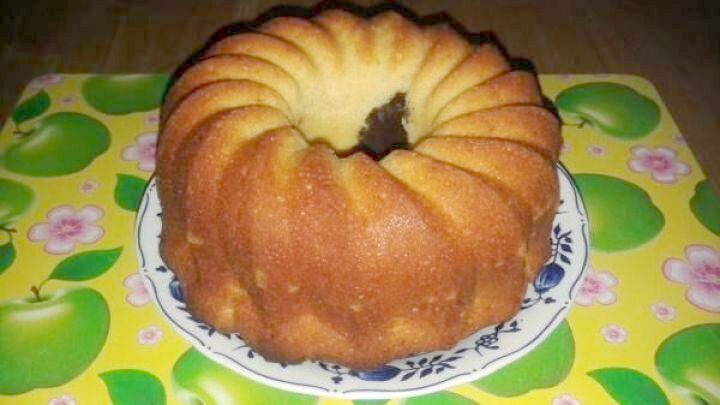 Mit dem einfachen R&uuml;hrteig-Grundrezept gelingt dir ein lockerer Gugelhupf wie auf dem Bild &ndash; ideal f&uuml;r spontane Backlust.