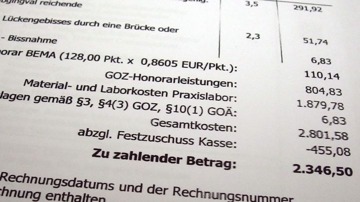 Eine detaillierte Rechnung f&uuml;r Zahnersatz zeigt die Kosten, Honorare und abzuziehende Kassenbetr&auml;ge auf, um Kosten zu sparen.