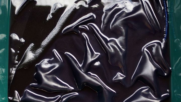 Ein St&uuml;ck ver&ouml;lte Arbeitskleidung liegt in einer transparenten T&uuml;te und ist zusammengekn&uuml;llt.