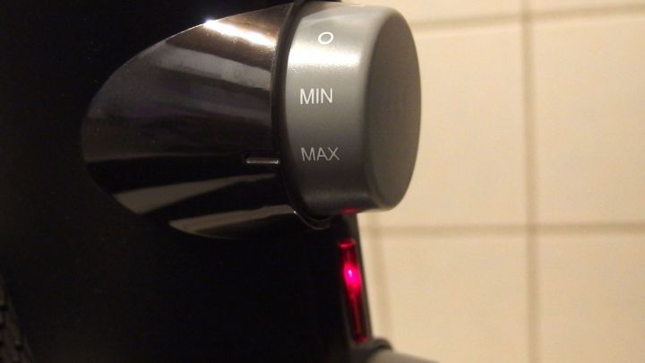 Ein Heizk&ouml;rper mit einem Drehregler wird auf maximale Stufe eingestellt, um K&auml;lte im Raum zu bek&auml;mpfen.