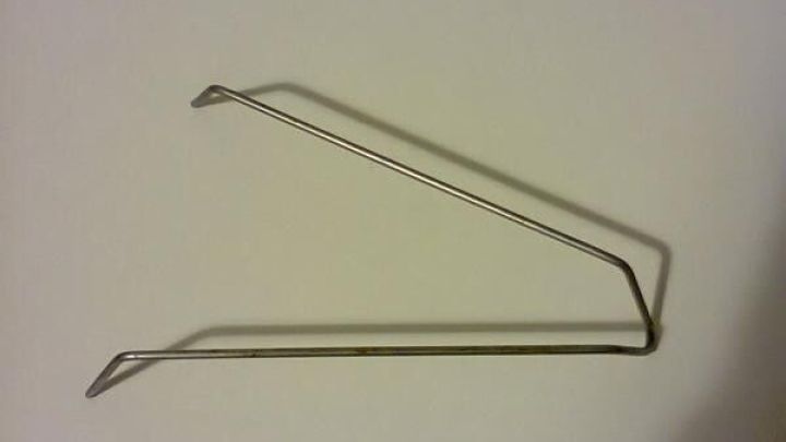 Ein Metallclip liegt auf einem wei&szlig;en Untergrund, bereit f&uuml;r die Verwendung beim Erhitzen im Wasserbad.