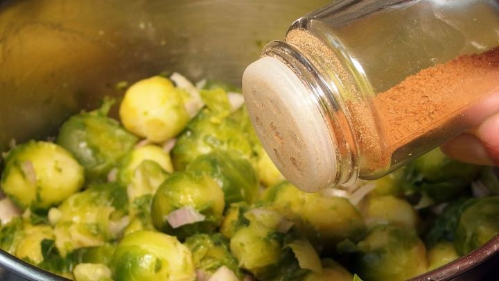 Rosenkohl wird mit Muskat gew&uuml;rzt und in einem Topf zubereitet, um ein schmackhaftes Gericht zu kreieren.