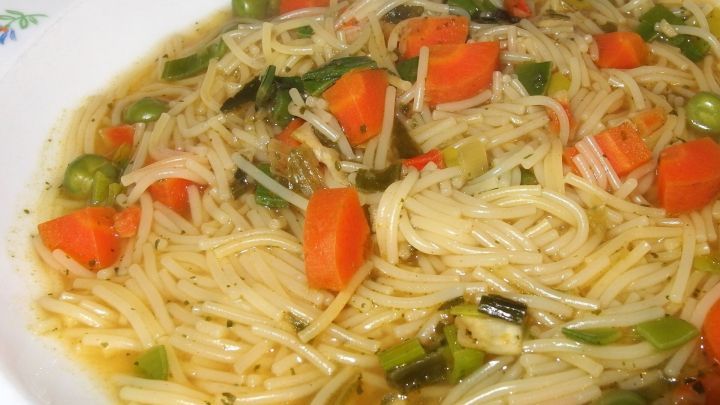 Ein Teller mit Nudeln, Gem&uuml;se und Br&uuml;he, der als Ersatz f&uuml;r Sherry beim Kochen dienen k&ouml;nnte, steht appetitlich bereit.