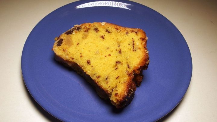 Ein St&uuml;ck Kuchen liegt auf einem blauen Teller und wartet darauf, genossen zu werden, um Freude beim Backen zu zeigen.