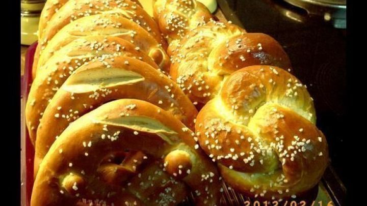 Laugenbrezeln mit grobem Salz liegen frisch gebacken in einer Reihe auf einem Tisch. Datum im Bild: 2012/02/16.