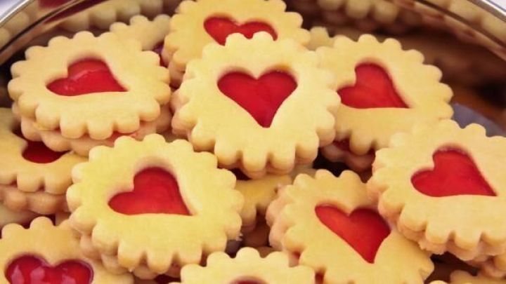 Hildabr&ouml;tchen: Mit diesem Rezept gelingen dir die klassischen Pl&auml;tzchen mit fruchtiger Marmeladenf&uuml;llung in der Herzform ganz einfach.