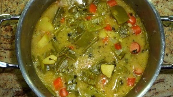 Herzhafter Bohneneintopf mit Kartoffeln und M&ouml;hren &ndash; ein einfaches Rezept f&uuml;r schnelle, s&auml;ttigende Hausmannskost aus frischen Zutaten.