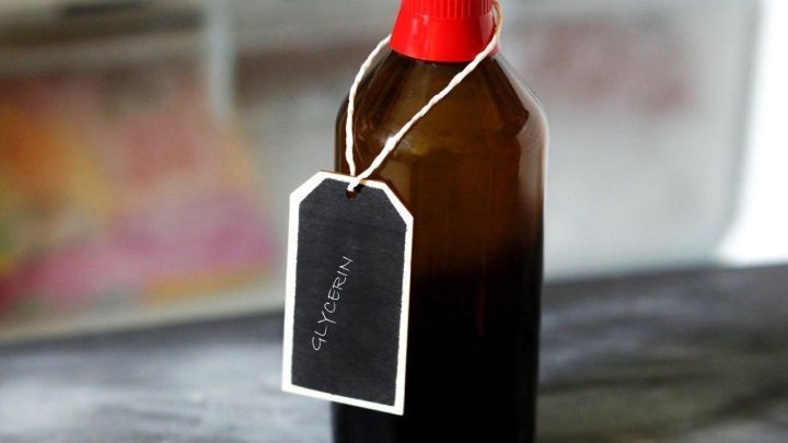 Eine braune Glasflasche mit rotem Deckel steht auf einer Oberfl&auml;che und zeigt ein Etikett mit der Aufschrift "GLYCERIN", was zur Verhinderung von Vereisung dient.