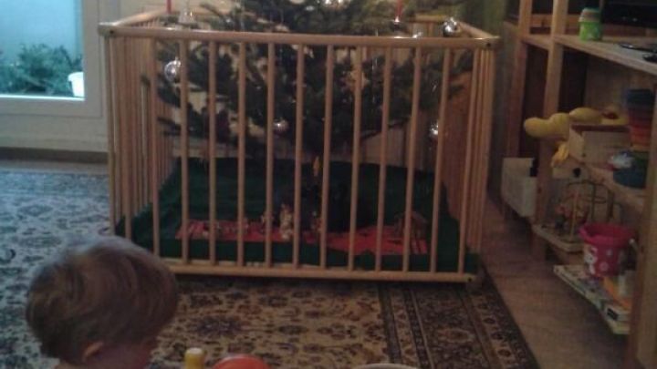 Mit einem Laufstall sch&uuml;tzt Du Deinen Weihnachtsbaum vor neugierigen Krabbelkindern und sorgst f&uuml;r mehr Sicherheit im Wohnzimmer.