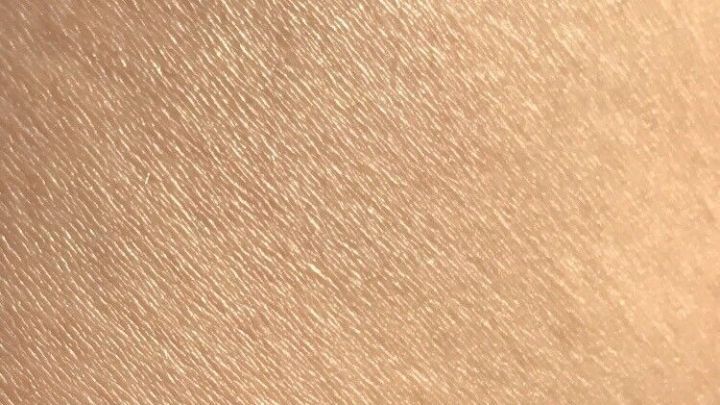 Gl&auml;nzende, trockene Haut zeigt fein strukturierte Texturen diagonal im warmen Licht. Sie vermittelt ein Gef&uuml;hl von Wellness.