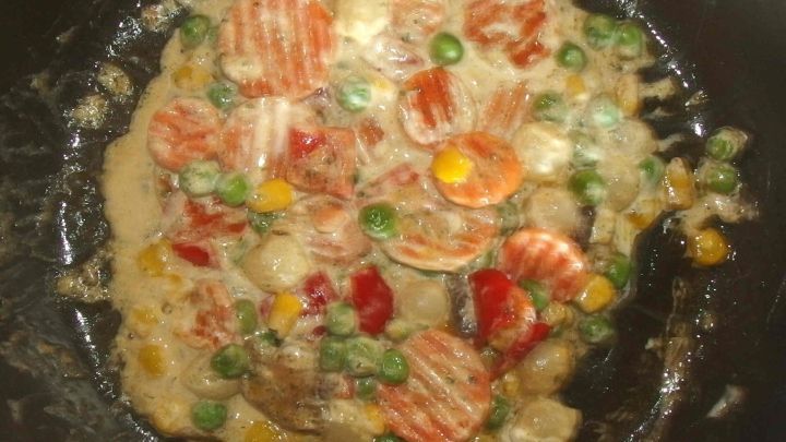 Bunte Gem&uuml;sepfanne br&auml;t in einer Pfanne, w&auml;hrend das Gem&uuml;se frisch und knackig aussieht, um ein schnelles Mittagessen zuzubereiten.