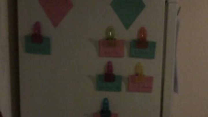 Ein K&uuml;hlschrank ist mit bunten Haftnotizen und Magneten dekoriert, die kreative Erinnerungen und Aufgaben pr&auml;sentieren.