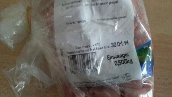Eine Packung Fleisch ist in einer Folient&uuml;te verpackt, die etikettiert ist mit Einfrierdatum und Gewicht.