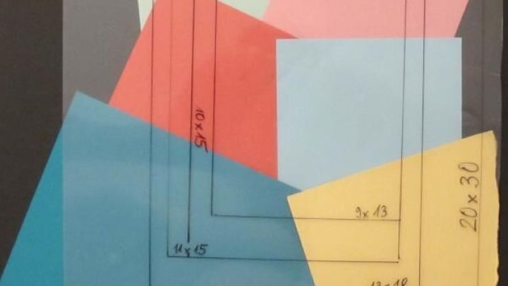 Farbiges Papier in einer Klarsichth&uuml;lle &uuml;berlagert sich; Ma&szlig;e 9x13, 10x15, 13x18, 20x30, 5x7 aufgemalt; Hintergrund schwarz.