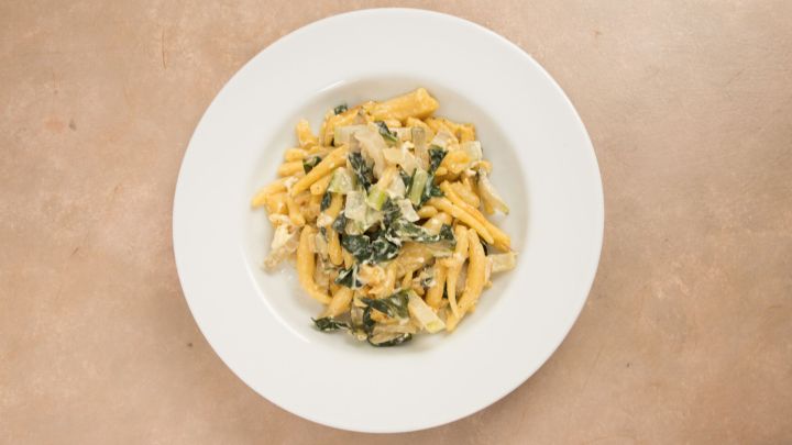 Mangold, Schupfnudeln und Schafk&auml;se: Ein einfaches Rezept, bei dem du herzhafte K&uuml;che kreativ und vegetarisch genie&szlig;t.