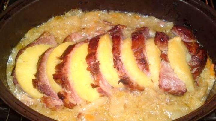 Saftiger Kasselerbraten mit Ananas aus dem Ofen: Hier trifft w&uuml;rziges Fleisch auf fruchtige S&uuml;&szlig;e im Sauerkrautbett.