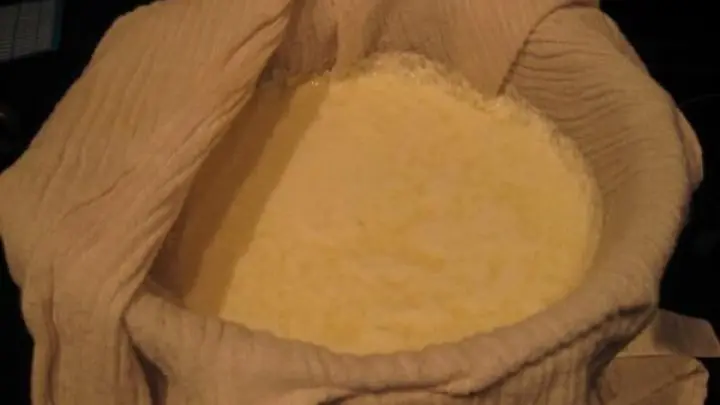 Angedickte Buttermilch abgießen
