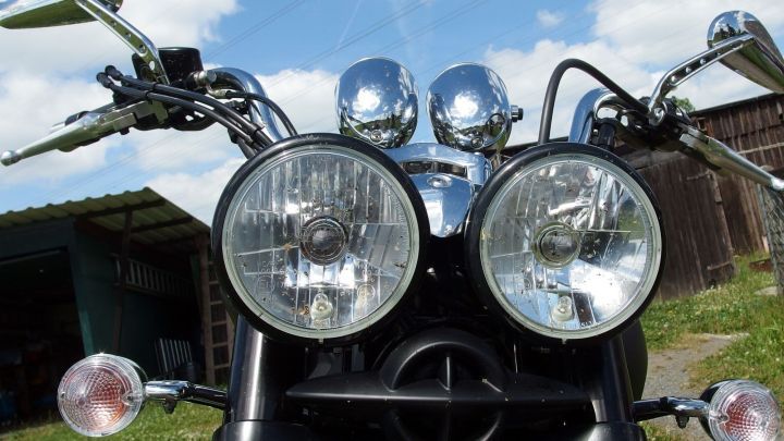 Eine Motorradansicht mit gl&auml;nzenden Scheinwerfern und verchromten Details vor einem klaren Himmel, ideal f&uuml;r die Reinigung von Fliegendreck.