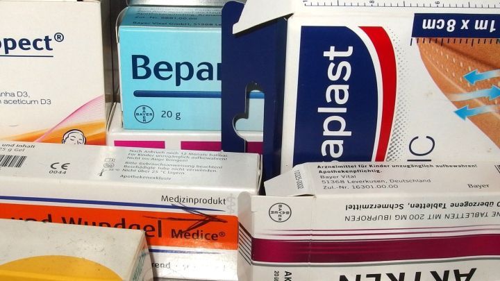 Medizinprodukte und Packungen wie Bepanthen und Hansaplast liegen eng zusammen, repr&auml;sentativ f&uuml;r eine typische Hausapotheke.