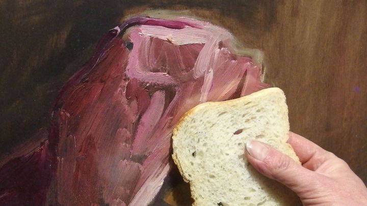 Ein St&uuml;ck Wei&szlig;brot wird verwendet, um &Ouml;lfarben auf einer Malerei zu bearbeiten, um die Textur zu ver&auml;ndern.