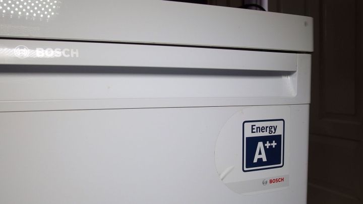 Ein K&uuml;hlschrank steht in einem Raum, zeigt das Energieeffizienzlabel A++ und ist bereit, Lebensmittel zu lagern.