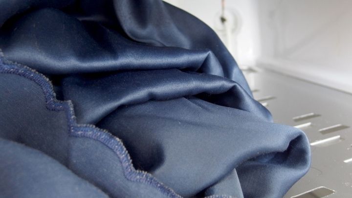 Ein dunkler Stoff liegt im Gefrierfach, w&auml;hrend er sich darauf vorbereitet, Wachsreste durch Einfrieren zu entfernen.