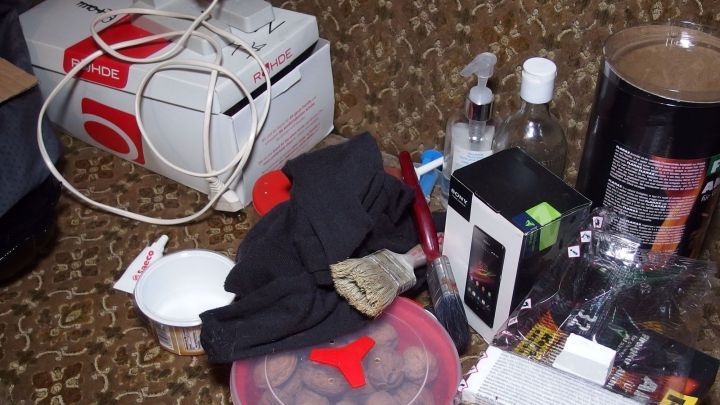 Ein chaotischer Tisch ist &uuml;berladen mit Alltagsgegenst&auml;nden, die durcheinander liegen und keinen klaren Platz haben.