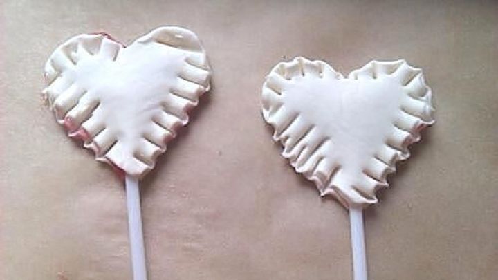 Damit die Marmelade nicht aus den Bl&auml;tterteigherzen fliest, wird der Teig an den Seiten mit einer Gabel eingeritzt.