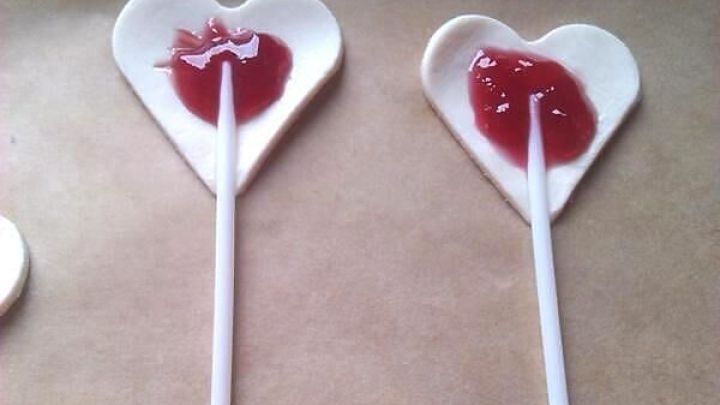 Die Bl&auml;tterteigherzen sind im Handumdrehen hergestellt. Mit einer Form werden die Herzen aus dem Bl&auml;tterteig ausgestochen und anschlie&szlig;end mit Marmelade gef&uuml;llt. 