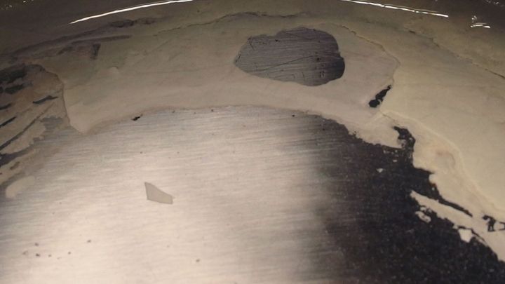 Ein Wasserkocher zeigt Kalkflecken und Ablagerungen im Inneren, die auf eine notwendige Reinigung hinweisen.