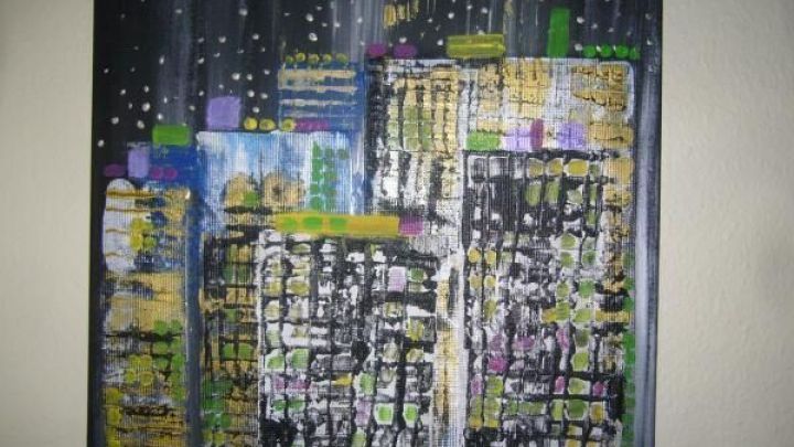 Gem&auml;lde von hohen Stadtgeb&auml;uden bei Nacht, beleuchtet durch helle Farben, vor einem dunklen sternlosen Himmel.