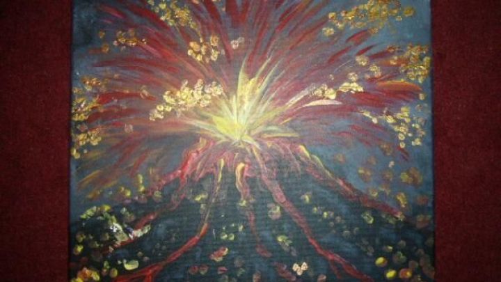 Ein Vulkan spr&uuml;ht leuchtende Lava in die dunkle Nacht, umgeben von gl&uuml;henden, goldenen Aschewolken auf ru&szlig;igem Grund.