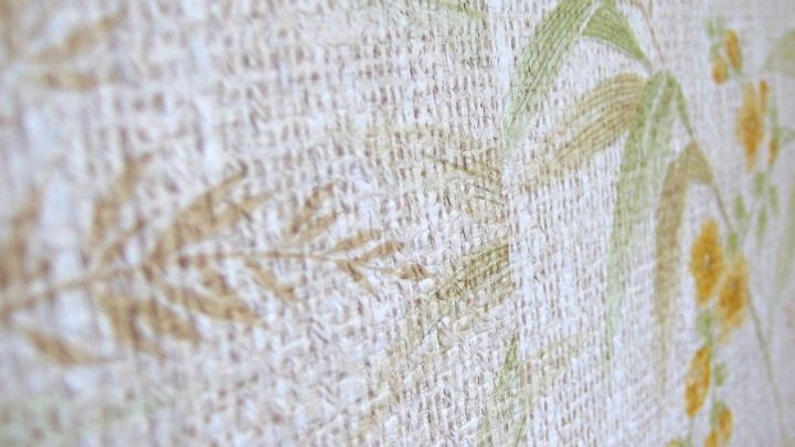 Tapete mit floralen Mustern zeigt eine detaillierte Nahaufnahme. Das strukturierte Design schafft ein nat&uuml;rliches Ambiente.