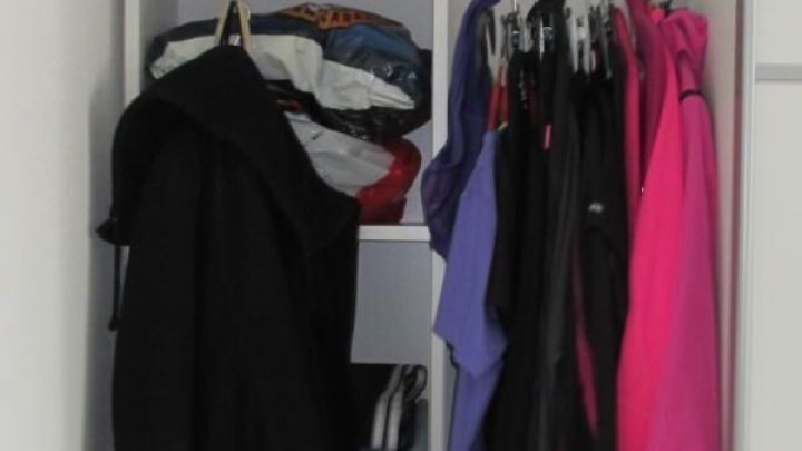 Ein schmaler Kleiderschrank maximiert den Platz, w&auml;hrend er Kleidung ordentlich aufh&auml;ngt und gefaltet verstaut.