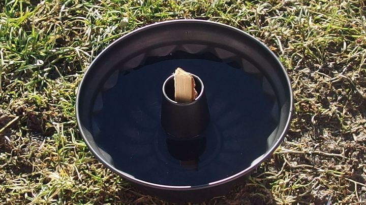 Ein stabiler Hundetrinknapf steht auf gr&uuml;nem Gras und ist mit frischem Wasser gef&uuml;llt, ideal f&uuml;r drau&szlig;en.