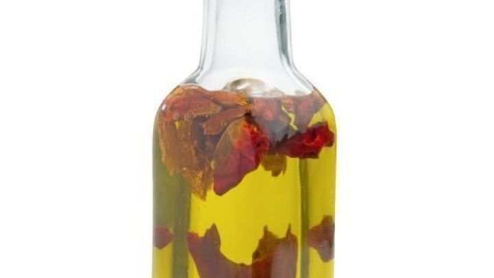 Mit wenigen Zutaten machst du dein eigenes Chili&ouml;l wie im Artikel &ndash; die perfekte W&uuml;rzung f&uuml;r Pizza, Pasta und mehr!