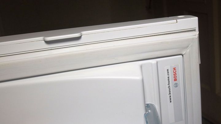 Eine Gummidichtung im K&uuml;hlschrank ist sichtbar, w&auml;hrend sie gereinigt wird, um Schmutz und Ablagerungen zu entfernen.
