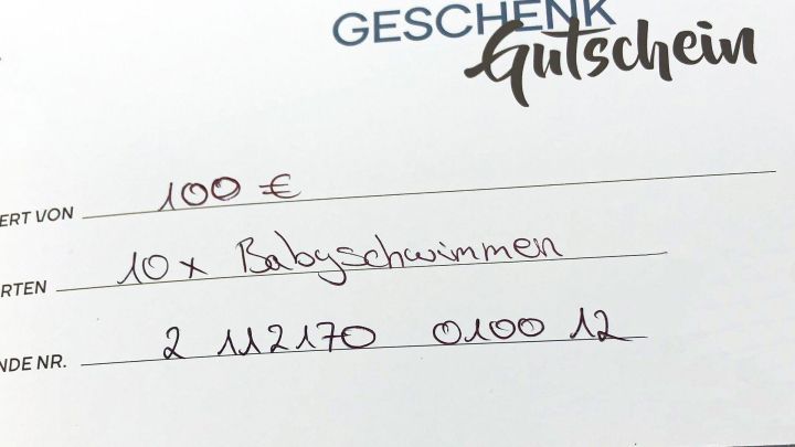 Ein Gutschein dokumentiert 10 x Babyschwimmen im Wert von 100 &euro;, ideal als Geschenk zur Geburt f&uuml;r neue Eltern.
