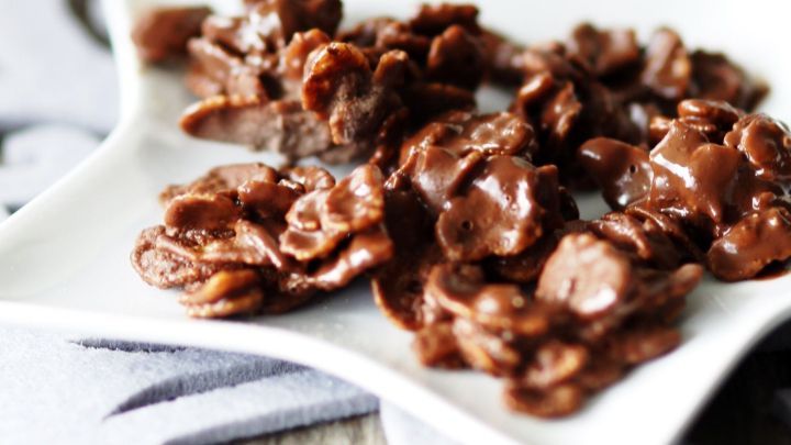 Leckere Schokocrossies liegen auf einem wei&szlig;en Teller und wirken knusprig, umgeben von einem dekorativen Hintergrund.