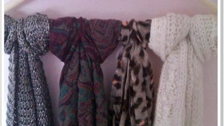 Mehrere Schals sind ordentlich an einem Kleiderb&uuml;gel aufgeh&auml;ngt, um &Uuml;bersichtlichkeit in der Aufbewahrung zu schaffen.