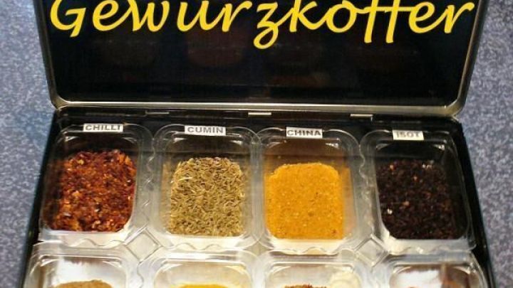 Ein ge&ouml;ffneter Gew&uuml;rzkoffer zeigt acht Sorten: Chili, Cumin, China, Isot, Koriander, Kurkuma, Harissa und Habanero.