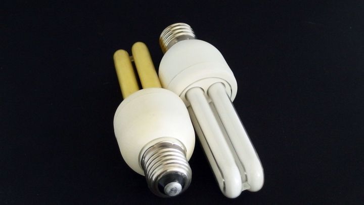 Zwei &bdquo;kalte&ldquo; LED-Lampen liegen auf einem schwarzen Untergrund, bereit zur Nutzung in verschiedenen Leuchten.