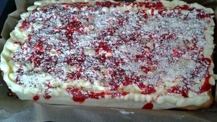Spaghettikuchen: Ein Kuchen, der wie ein Spaghetti-Eis aussieht &ndash; mit Vanillecreme, Erdbeerso&szlig;e und wei&szlig;er Schokolade.