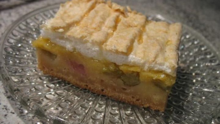 Rhabarber-Blechkuchen mit Guss und Baiser - Rezept | Frag Mutti