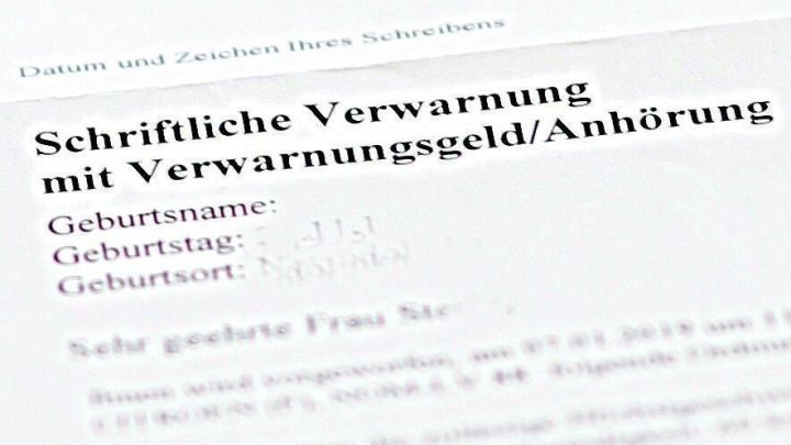 Ein Dokument mit dem Titel &bdquo;Schriftliche Verwarnung mit Verwarnungsgeld/Anh&ouml;rung&ldquo; zeigt eine verwarnende Mitteilung.