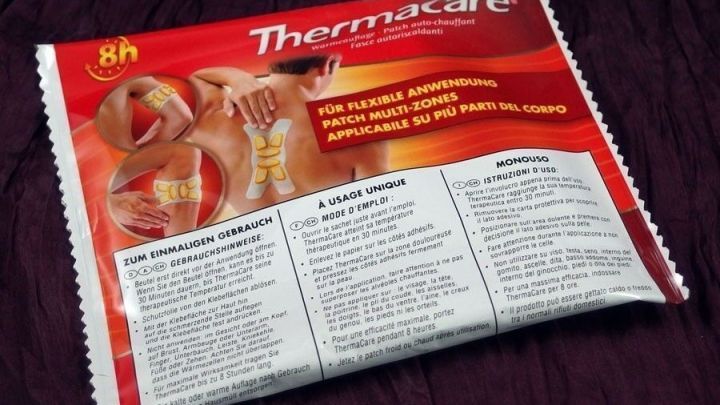 W&auml;rmflasche von ThermaCare zeigt eine rote Verpackung, die Hinweise zur Anwendung bei Schmerzen enth&auml;lt.