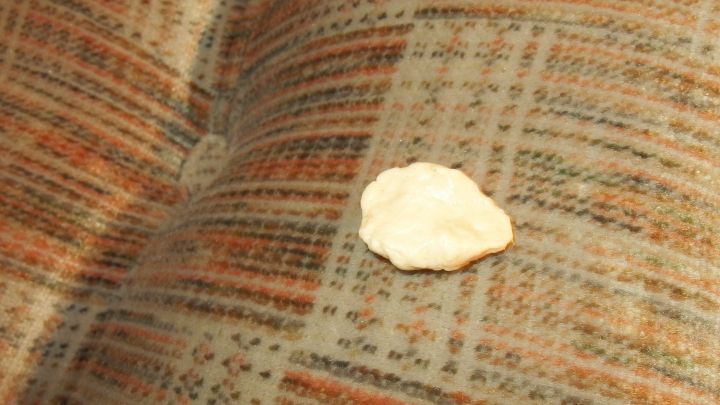 Ein Kaugummi liegt auf einem gepolsterten M&ouml;belst&uuml;ck und wartet darauf, entfernt zu werden.