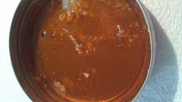 Eine runde, offene Metallform zeigt fl&uuml;ssige Zuckerpaste auf einem wei&szlig;en Hintergrund f&uuml;r DIY-Sugaring.