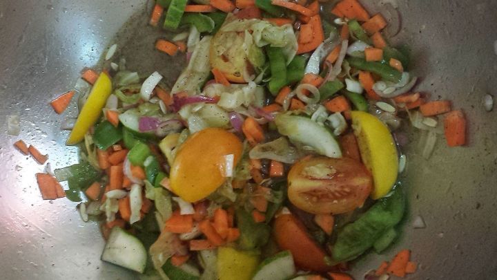 Bunte Gem&uuml;sereste werden in einer Pfanne angebraten und ergeben eine gesunde Mischung in einer K&uuml;che.